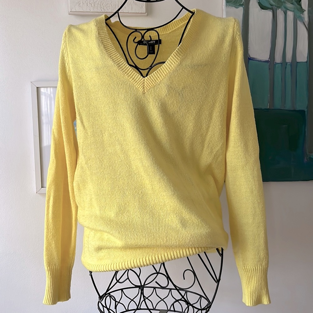 Women’s size small V-neck sweater from Old Navy. Good condition.